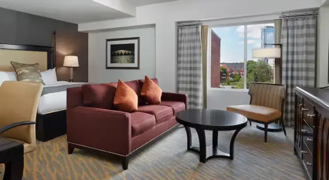 Номер Deluxe The Inn at Penn, A Hilton Hotel