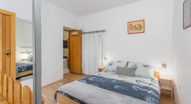 Beautiful Apartment in Cres With Wifi and 1 Bedrooms, Prenota Appartamento Hotel a Isole Quarnerine con parcheggio, Parcheggio