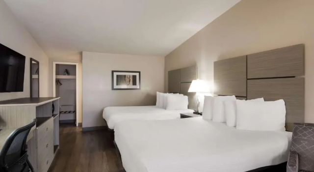 Четырёхместный номер Standard с балконом Best Western New Oregon Motel