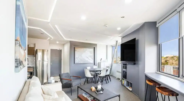 Downtown Auckland Bliss - 2BR apt I Zodiak Stays, Забронировать Апартаменты/квартира Отели Окленда с парковкой, рядом с Парк Окленд-Домен, Парковка