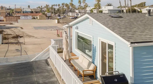 Коттедж Walk to the Sand! Ocean Views, Balcony & Parking Sunset Surf