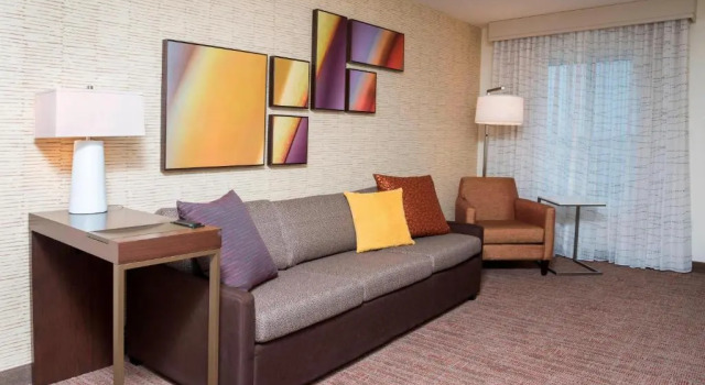 Четырёхместный люкс c 1 комнатой Residence Inn by Marriott Green Bay Downtown