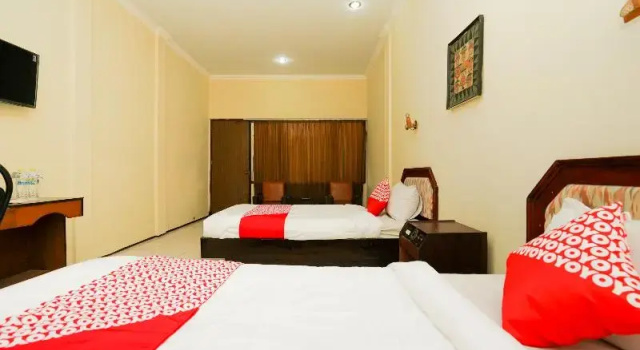 Двухместный номер Standard RedDoorz at Hotel Tampiarto Probolinggo Jawa Timur