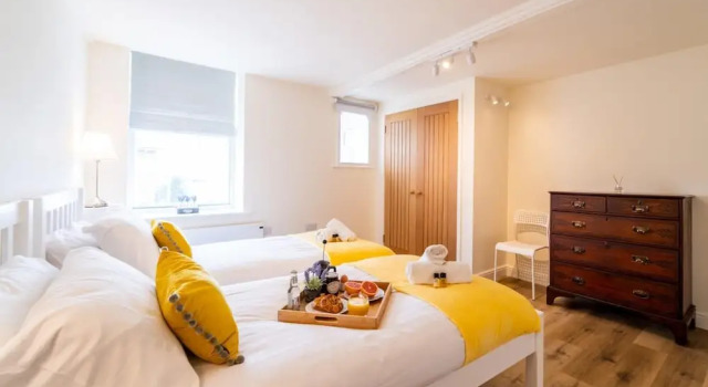 Апартаменты Stylish Spacious 1 bed Apartment - Downtown