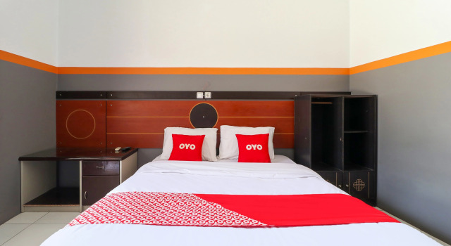 Standard room RedDoorz At Merdeka Street Garut