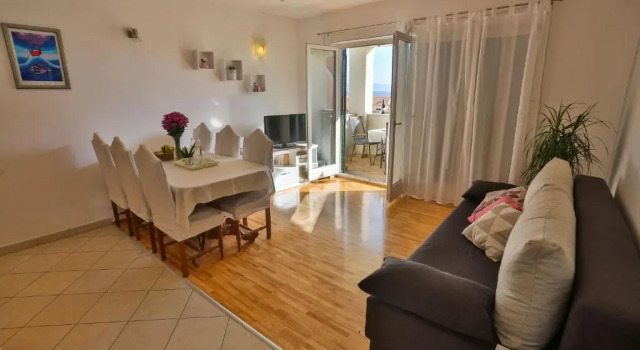 Апартаменты с 2 комнатами с балконом и с видом на море Apartments Trešnja