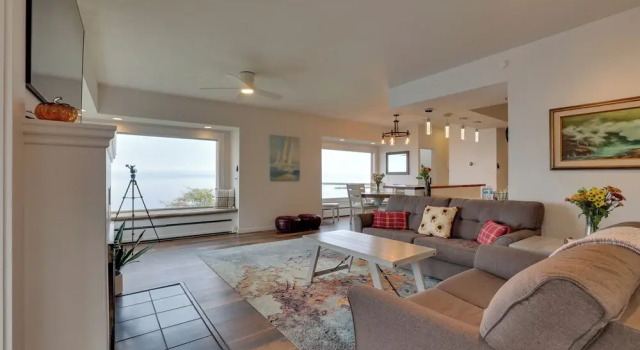 Chic Port Angeles Home w/ Oceanfront Balcony!, Забронировать Отель Порт-Анджелес Hurricane Ridge, рядом с Музей Carnegie