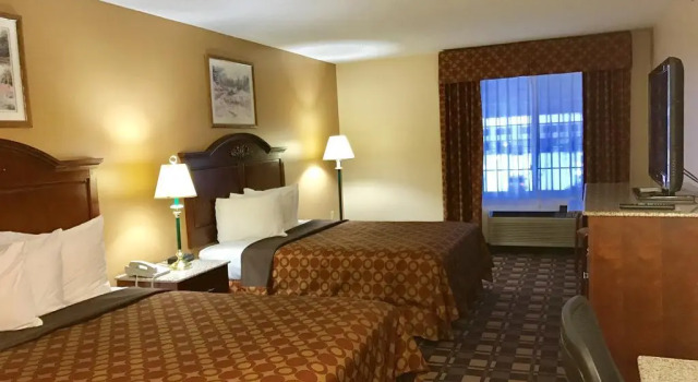 Четырёхместный номер Standard Cabot Inn & Suites