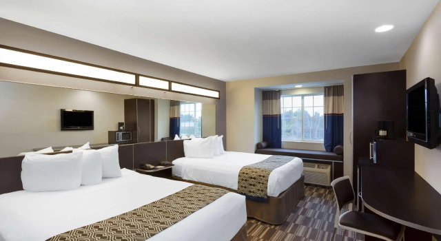 Четырёхместный номер Standard Microtel Inn & Suites by Wyndham Brooksville