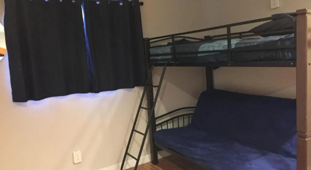 Кровать в общем номере The Calgary Hub hostel style Home