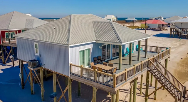Коттедж Awake On The Gulf - Gulf Front! Gaze Up At The Stars From Your Large Deck While Listening To The Waves Crash. 4 Bedroom Home by RedAwning