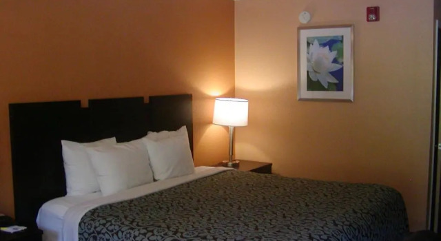 Номер Standard Days Inn by Wyndham Marietta White Water