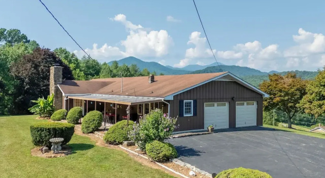 Коттедж Scenic Asheville Area Retreat: Hot Tub & Game Room