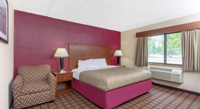 Двухместный номер Deluxe AmericInn by Wyndham Burlington
