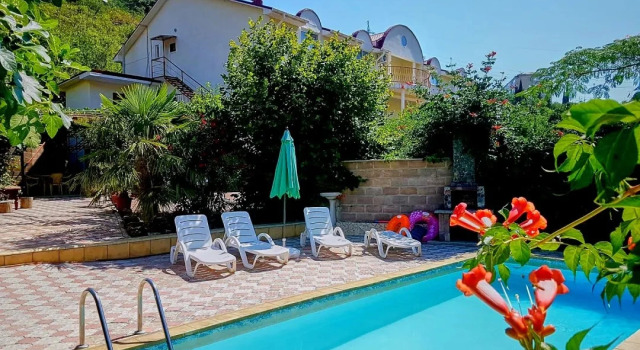 Flamingo Guest House, Đặt Nhà khách Khách sạn ở Alushta, Ukraine có hồ bơi, Hồ bơi
