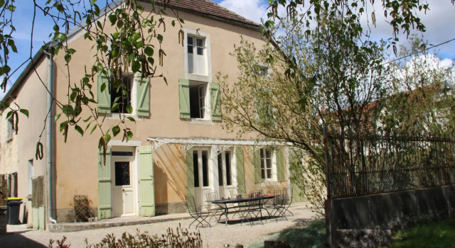 Beautiful country house with enclosed garden in green surroundings in Burgundy., Réserver Hôtel Bouix Bourgogne.