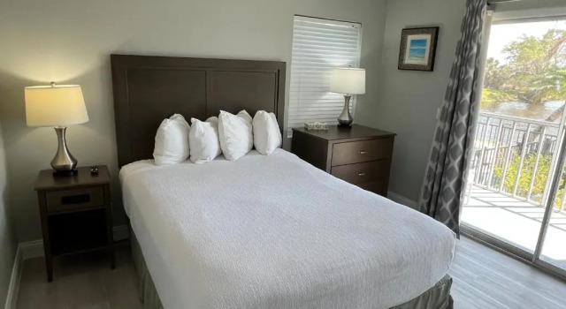 Двухместный люкс c 1 комнатой с видом на озеро Marco Island Lakeside Inn
