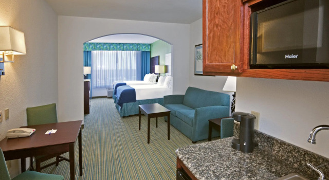 Четырёхместный люкс Holiday Inn Express Hotel & Suites Graham by IHG