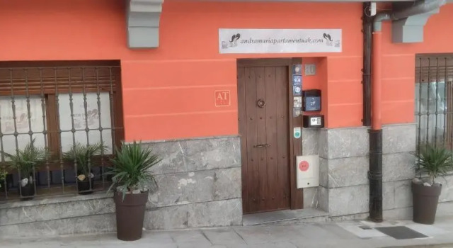 Andra Mari Apartamentu Turistikoak, Rezerwuj Hotel Hotele w Baskonia z parkingiem, Parking