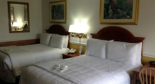 Четырёхместный номер Standard Hallmarc Inn & Suites of West Memphis