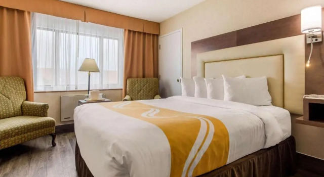 Четырёхместный номер Executive Quality Inn & Suites