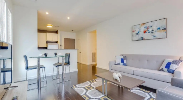 Sage Apartments Boston Logan Airport Chelsea, Забронировать Апартаменты/квартира Челси Boston Metropolitan Area, рядом с Apollinaire Theatre Company