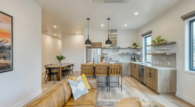2 Units Deck, Hot Tub, Minutes to Old Bend 1212 Skyline Ranch by Avantstay, Prenota Casa vacanze Bend 