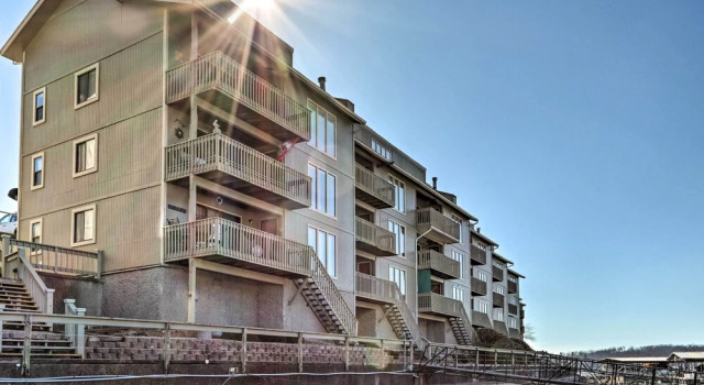 Private Balcony & Fall Views: Osage Beach Condo, Забронировать Отель Отели Осейдж-Бич 3 звезды, 3*