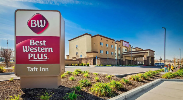 Кровать в общем номере Best Western Plus Taft Inn