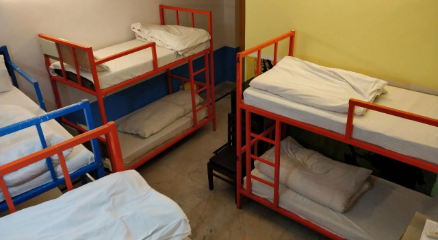 Кровать в общем номере Live Free Hostel Rishikesh