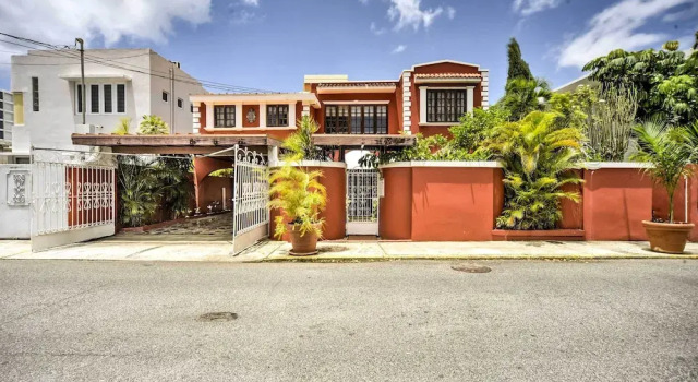 Коттедж с 6 комнатами с балконом Luxurious San Juan Villa w/ Pool - Walk to Beach