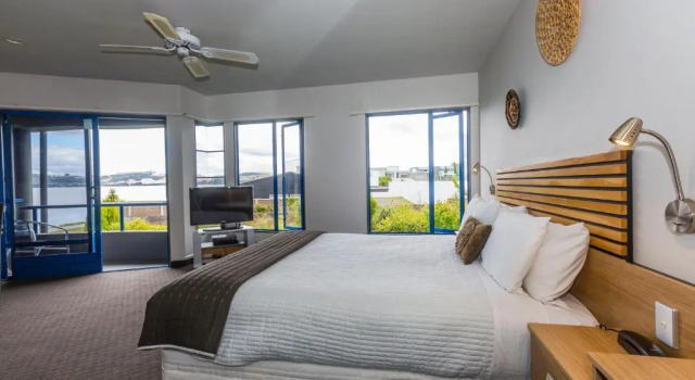 Студия с видом на озеро Clearwater Motor Lodge