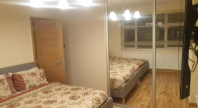 London Luxury 3 Bedroom Flat 1min walk from Underground, with FREE PARKING Sleeps x10