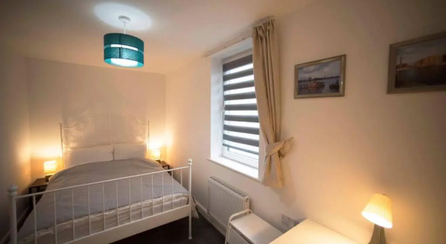 A Cosy 3-bed Family House in Liverpool sleeps 6 with parking spaces