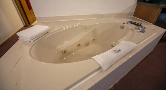 Двухместный люкс Ridges Inn & Suites