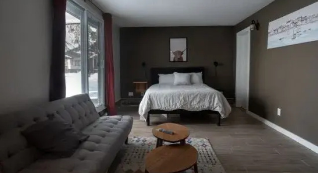 Апартаменты One Bedroom Condo Near Whyte Ave