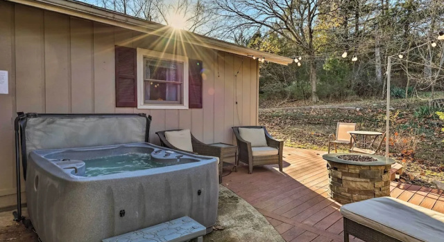 Коттедж с 3 комнатами с балконом Holiday Island Home: Hot Tub & Wood Stove
