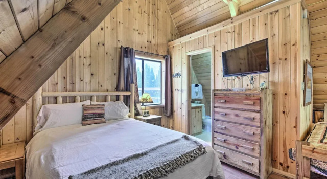 Ski-in/ski-out Red River Cabin w/ Mtn Views!, Varaa Lomakoti Red River 