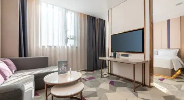 Люкс Deluxe Lavande Hotel (Taixing Huangqiao Dadiyumengcheng Park Branch)