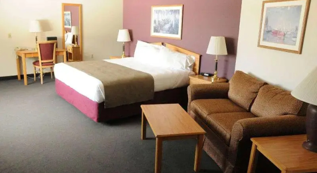 Люкс Superior AmericInn by Wyndham Merrill