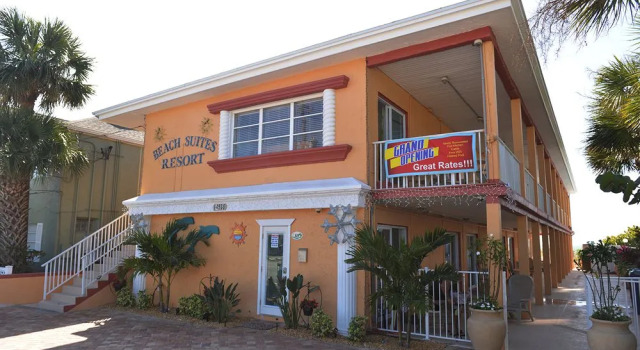 Beach Suites Resort, Забронировать Курортный отель Курортные отели Мадейра-Бич, рядом с The Church by the Sea, Курортный отель