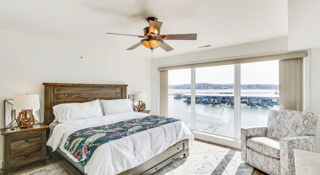 Regatta Bay Condo w/ Balcony + Water Views!, Prenota Appartamento Hotel a Missouri con parcheggio, Parcheggio