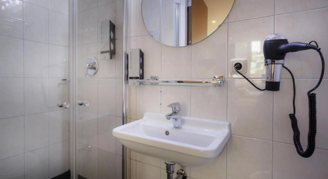 Трёхместный номер Standard Amsterdam Downtown Hotel