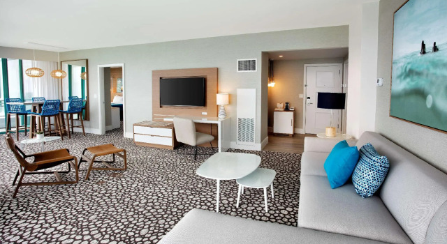 Двухместный люкс Угловой с балконом и oceanfront Signia by Hilton Diplomat Beach Resort
