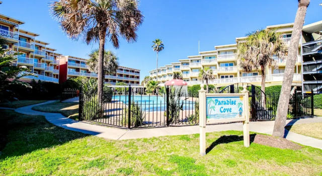 The Galveston Victorian Condo, Забронировать Апартаменты/квартира Отели Галвестон с бассейном, рядом с Рыболовный пирс на 61-й улице, Бассейн