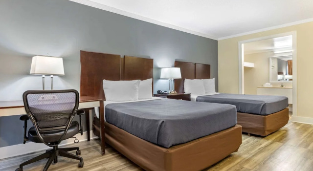 Четырёхместный номер Standard с балконом Econo Lodge Conway Central