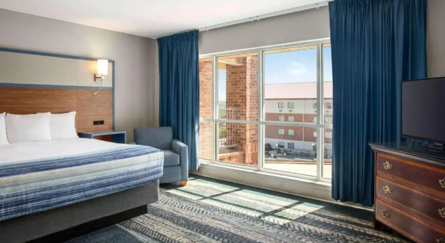 Люкс AmericInn by Wyndham Branson & Conference Center