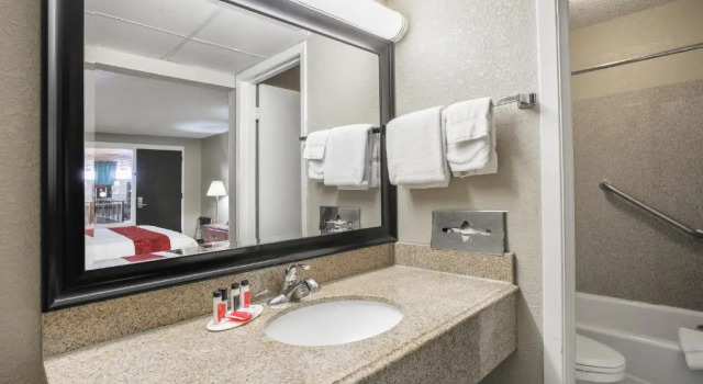 Четырёхместный номер Standard Ramada by Wyndham Odessa Near University of Texas Permian