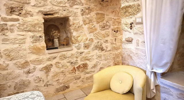 Trullo Madia with Shared Hot Tub in Nature, Book Feriehus Villaer i Valle d'Itria, Villa