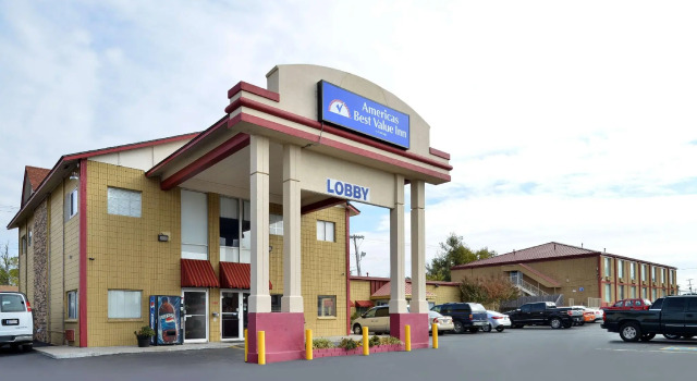 Кровать в общем номере Americas Best Value Inn Tulsa I-44